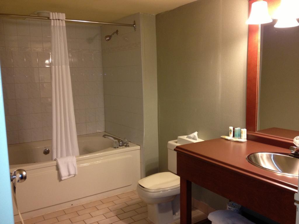 Quality Inn & Suites Bay Front Sault Ste. Marie Exteriör bild